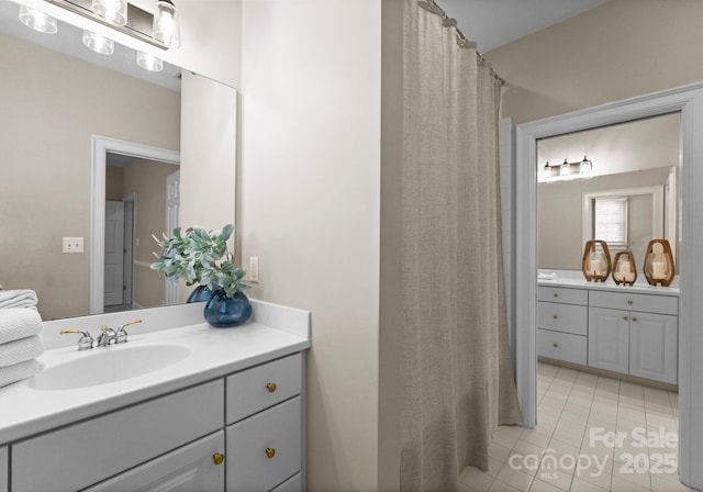 full bathroom featuring a shower with curtain and vanity