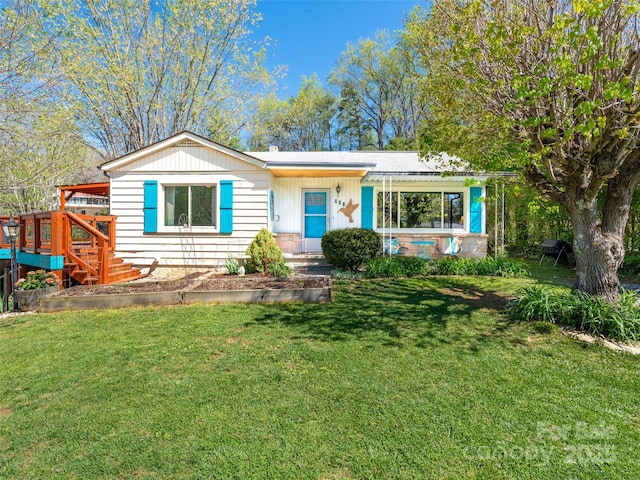 view of front of property with a front lawn