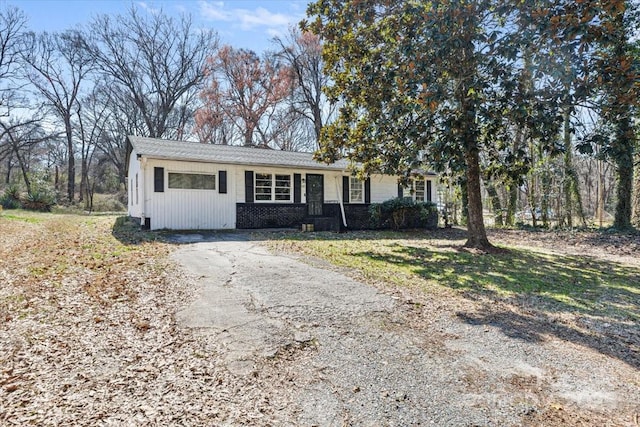 view of front of home featuring aphalt driveway