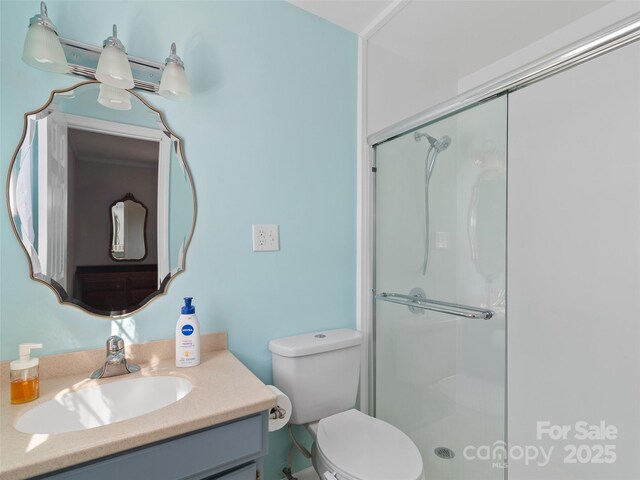 full bathroom with an AC wall unit, a shower stall, toilet, and vanity