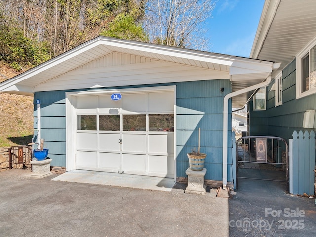 detached garage featuring aphalt driveway