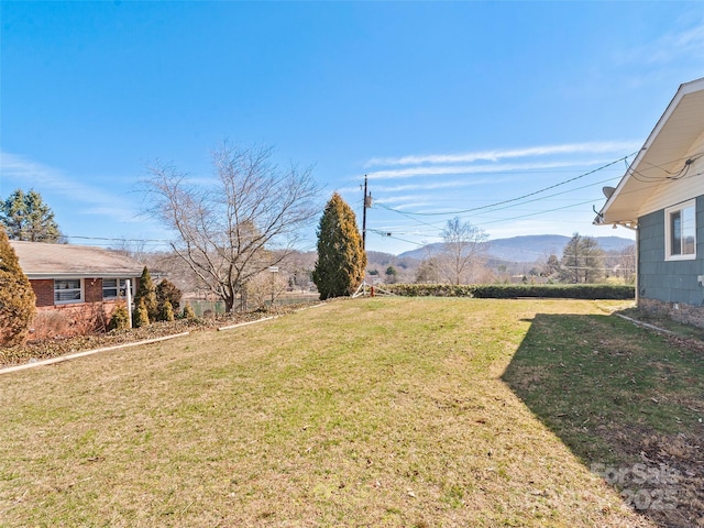 view of yard featuring a mountain view