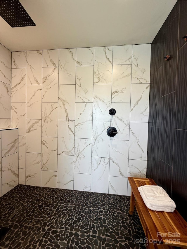 bathroom featuring tiled shower