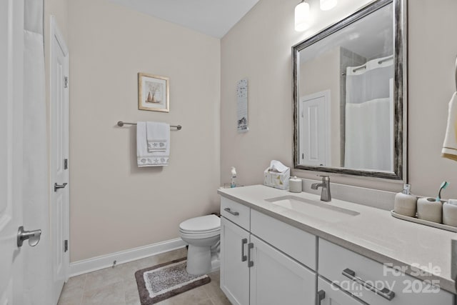 full bathroom featuring toilet, curtained shower, vanity, and baseboards