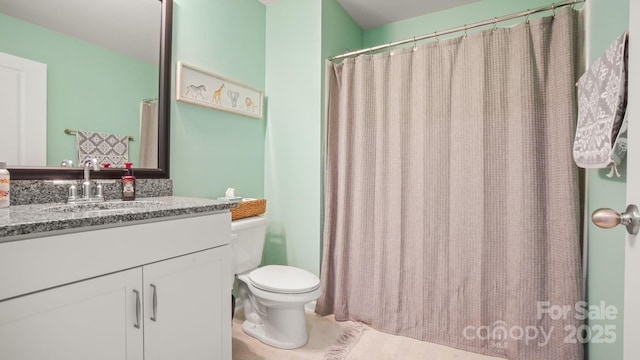 bathroom featuring a shower with shower curtain, vanity, and toilet