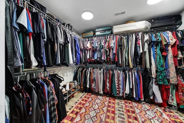 walk in closet featuring carpet flooring and visible vents