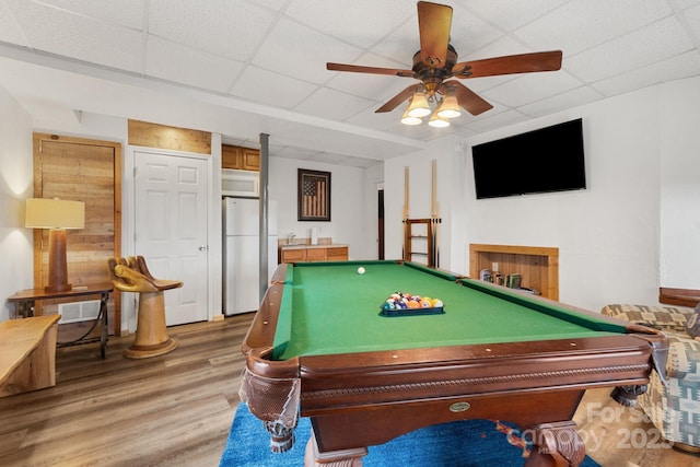 playroom with a drop ceiling, visible vents, a fireplace, and light wood finished floors