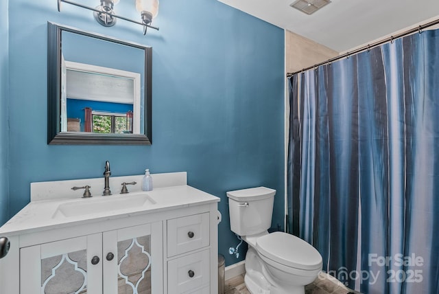 full bathroom featuring baseboards, visible vents, toilet, a shower with curtain, and vanity