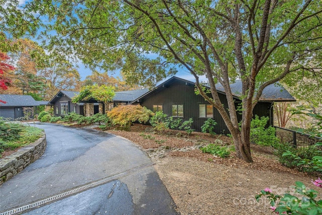 view of front of house with driveway and fence