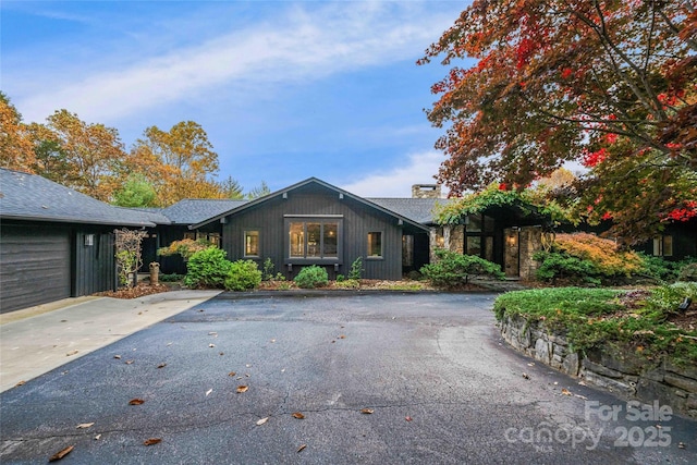 view of front facade with a garage and driveway