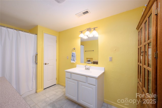 bathroom with visible vents, baseboards, a shower with curtain, and vanity