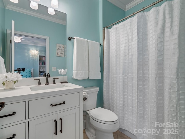 ensuite bathroom featuring toilet, crown molding, vanity, and a shower with curtain