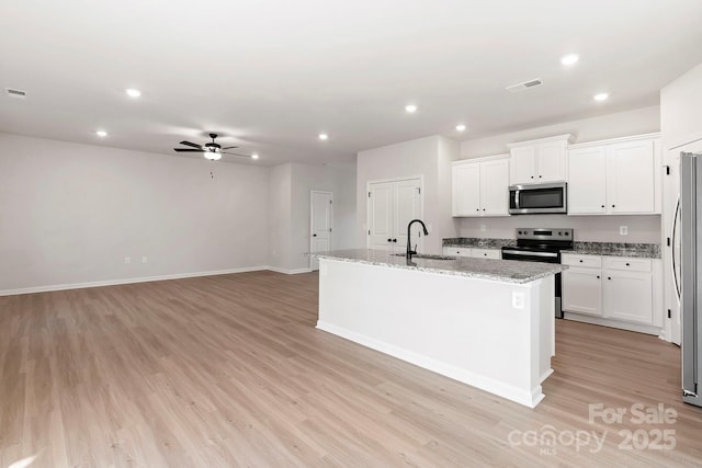 kitchen featuring light wood-style flooring, recessed lighting, stainless steel appliances, a sink, and visible vents