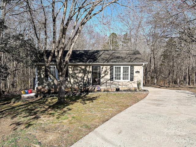 view of front facade featuring a front yard and driveway