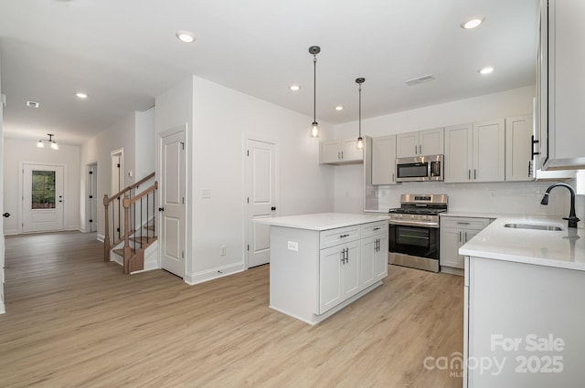 1809 Country Club Rd, Lincolnton, NC 28092 - kitchen with stainless steel appliances, visible vents, backsplash, light wood-style floors, and a sink