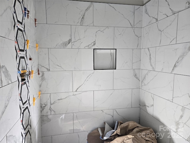 details featuring tiled shower