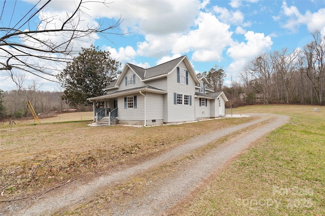 view of front facade featuring roof with shingles, a front lawn, and dirt driveway