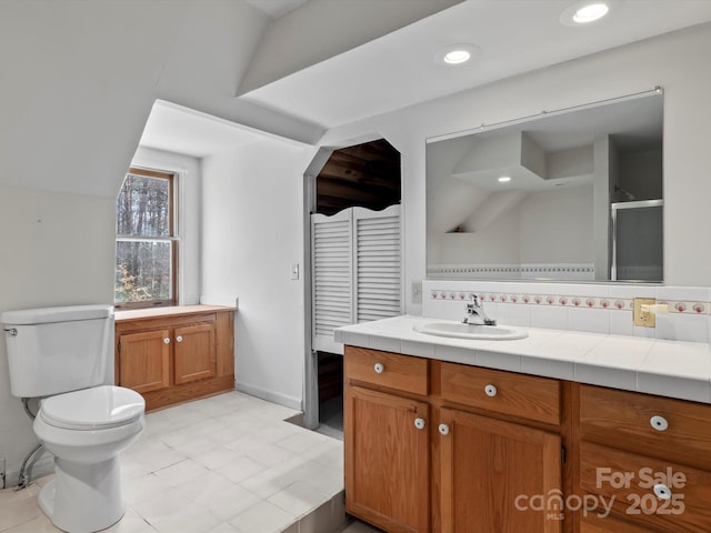 full bathroom featuring toilet, recessed lighting, vanity, decorative backsplash, and an enclosed shower