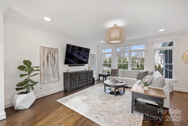 living area featuring baseboards, ornamental molding, wood finished floors, and recessed lighting