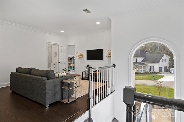 living room featuring baseboards, visible vents, wood finished floors, crown molding, and recessed lighting