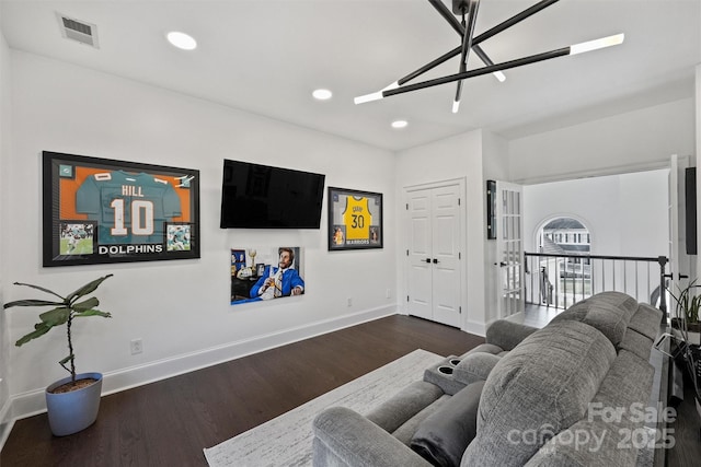 living room featuring recessed lighting, visible vents, baseboards, and wood finished floors