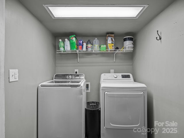 washroom with laundry area and washer and clothes dryer