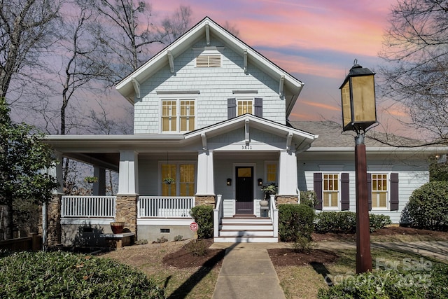 view of front facade featuring crawl space and a porch