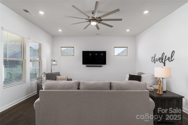 living area with recessed lighting, dark wood-type flooring, visible vents, baseboards, and a ceiling fan