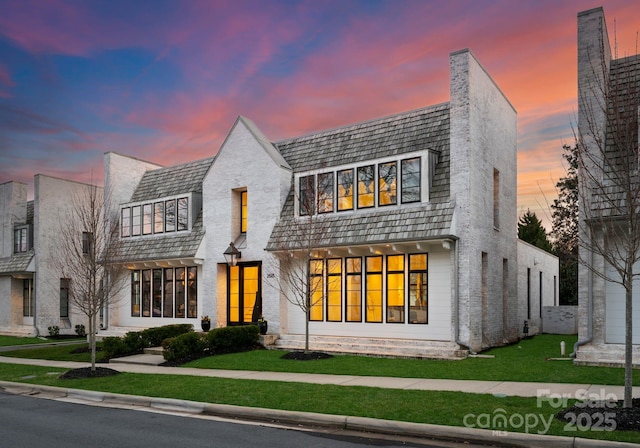 view of front of house featuring a front lawn