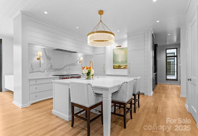 dining space with recessed lighting, light wood-type flooring, and baseboards