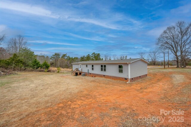 view of front of property featuring crawl space