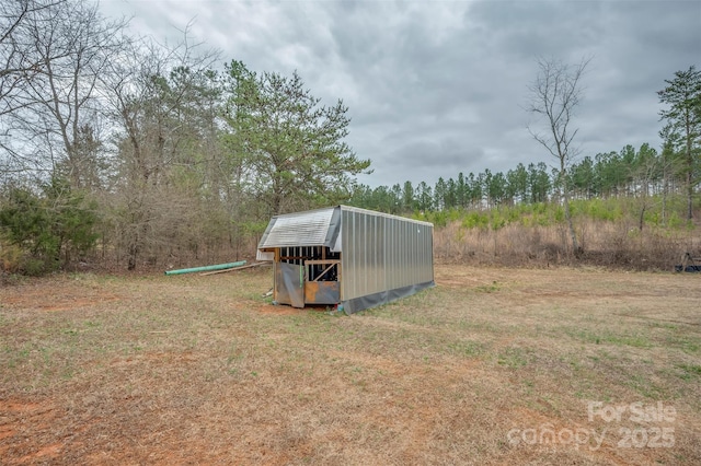 view of outdoor structure featuring an outbuilding