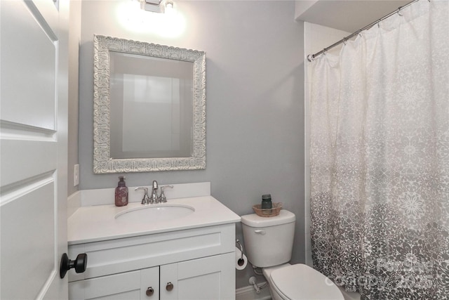 full bath with toilet, vanity, and a shower with curtain