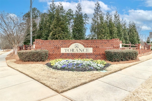 view of community / neighborhood sign