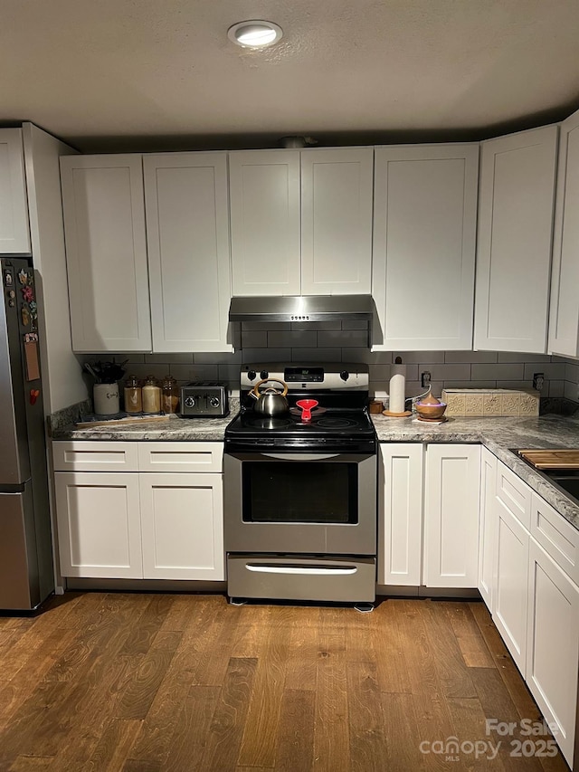 kitchen with stainless steel appliances, dark wood-style flooring, under cabinet range hood, and tasteful backsplash