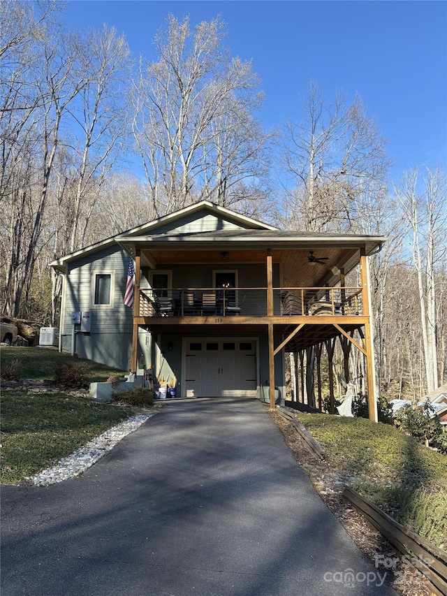 view of front of home featuring a garage and driveway