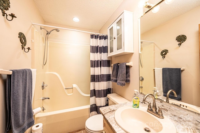 full bath featuring shower / bath combo with shower curtain, toilet, vanity, and a textured ceiling