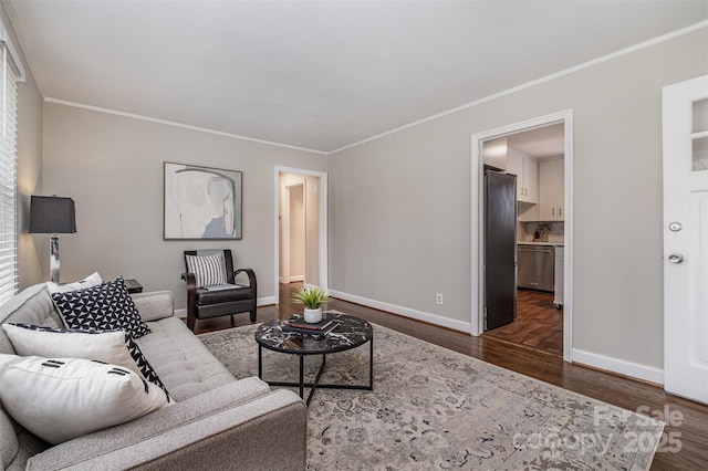 living room with crown molding, dark wood-style floors, and baseboards