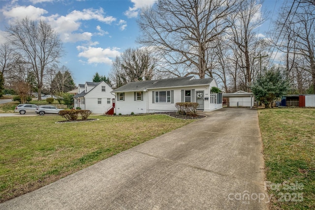 view of front of property featuring a detached garage, an outdoor structure, and a front yard