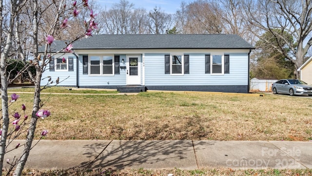 view of front of home featuring fence and a front lawn