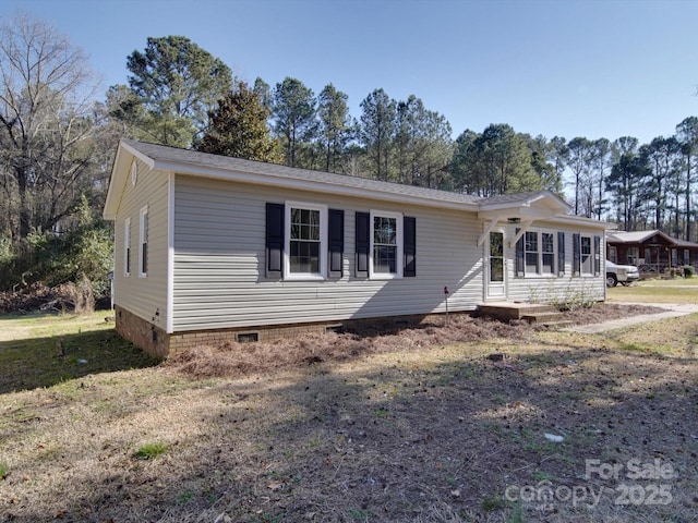 view of front of property featuring crawl space