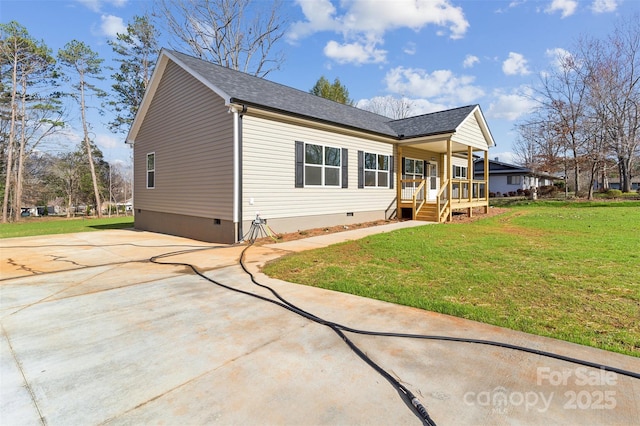 view of front of home featuring roof with shingles, a front lawn, crawl space, and a porch