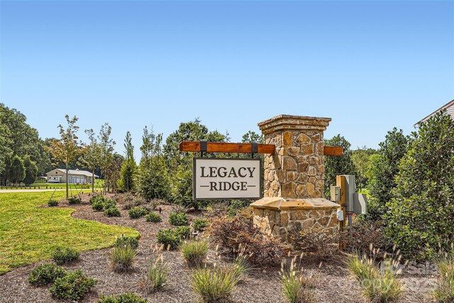 community sign featuring a yard