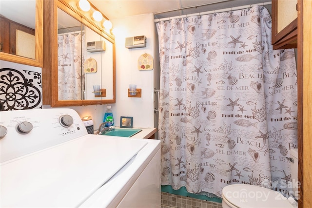 full bath featuring toilet, a shower with shower curtain, washer / clothes dryer, and a sink