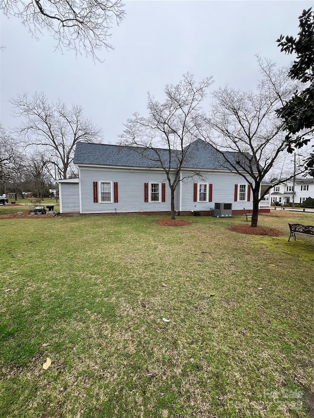 view of front of house featuring a front yard