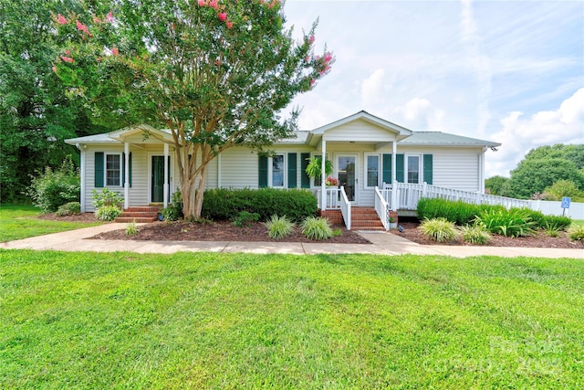 view of front of house featuring a front lawn, a porch, and fence