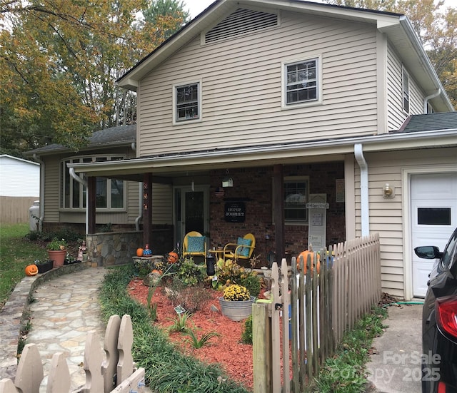 view of front of house with covered porch and fence