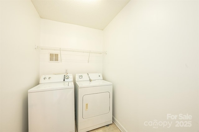 washroom with visible vents, baseboards, independent washer and dryer, and laundry area