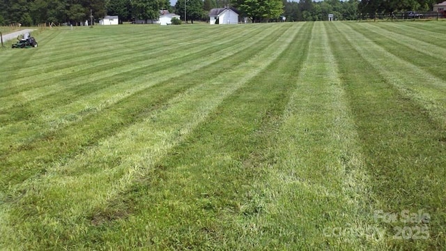 view of yard featuring a rural view