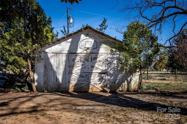 view of outdoor structure with an outbuilding